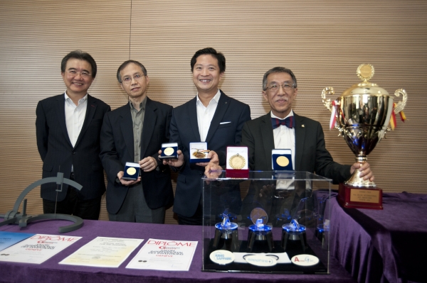 钱大康教授(左)祝贺(左二起)张迺豪教授、翁建霖教授和谢国伟教授