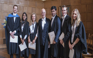 副校长为六名牛津学子颁发社会影响奖