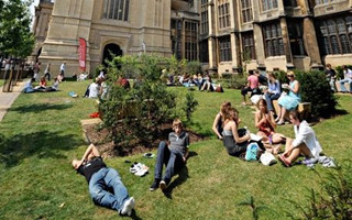 英国大学入学申请率上升了4%