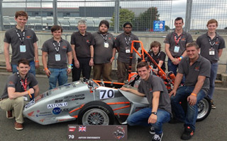 阿斯顿团队在方程式赛车比赛中表现突出