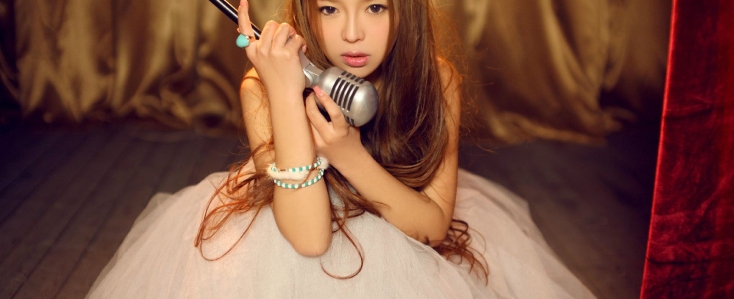 裴紫绮ziki 手拿话筒唯美写真  