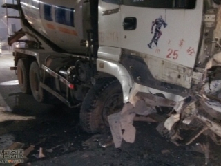 宜宾翠柏大道又发生惨烈车祸，别克车被压变