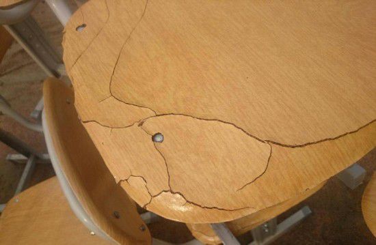 山东现“纸壳学生课桌椅” 被雨淋后开裂起泡遭质疑