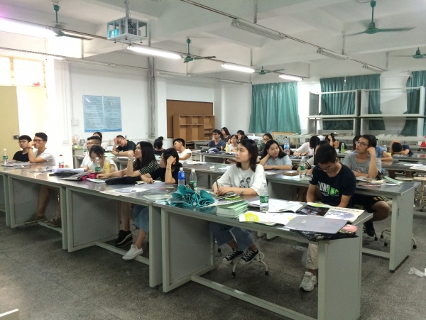 “丽江杯"公共座椅设计大赛走进广州市仲恺农业工程学院