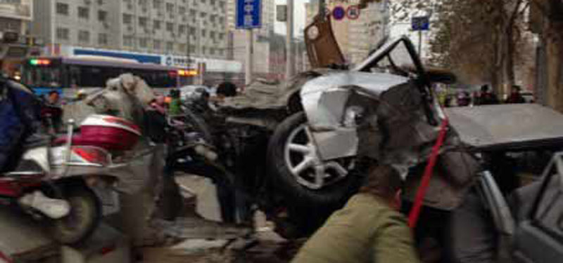 郑州轿车遭渣土车撞击报废 司机身亡