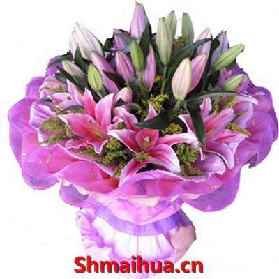 ������ף��-9֦��ɫ��ͷ��ˮ�ٺ�+��ݺ��׺,�ۺ�ɫ��������ֽ���Բ�ΰ�װ����ɫɴ���ڱ���ΧһȦ���׵ı�����ȹ�ߣ���ɫ˿������