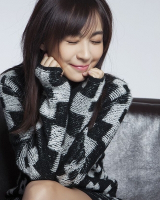 李菲儿方格子毛衣甜美写真