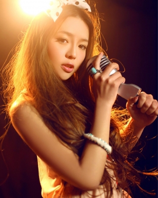 裴紫绮ziki 手拿话筒唯美写真